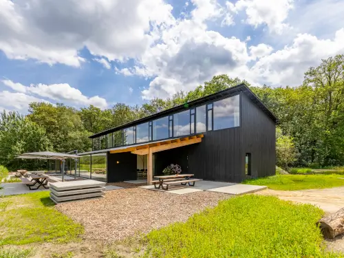 Luxus-Ferienhaus auf einem bewaldeten Landgut in Limburg